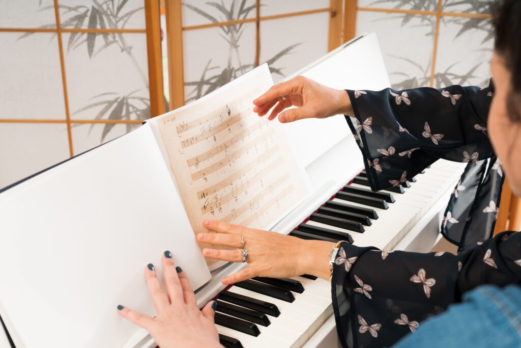 Dr. Anna Fortunova und eine Schülerin am Klavier